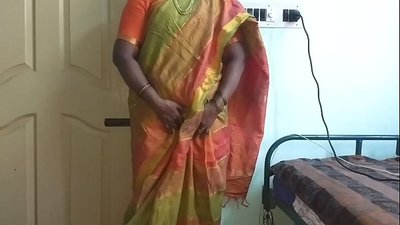 ఇంటి యజమానికి తన సహజమైన టిట్‌లను చూపించడానికి భారతీయ దేశీ పనిమనిషి