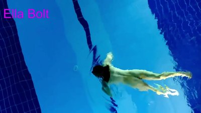 నేను చూడటం ఆపలేను, ELLA BOLT రిసార్ట్ పూల్‌లో నగ్నంగా ఈత కొడుతూ దొరికిన యువ అందగత్తె
